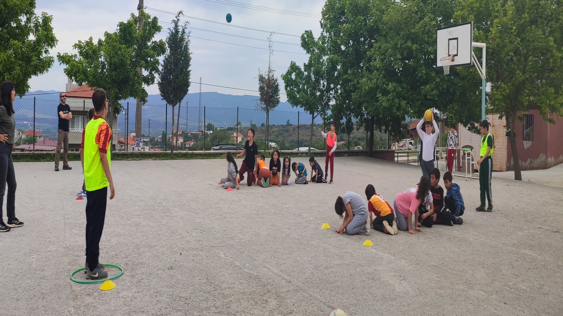 OKULUMUZDA GELENEKSEL ÇOCUK OYUNLARI TURNUVASI YAPILDI.